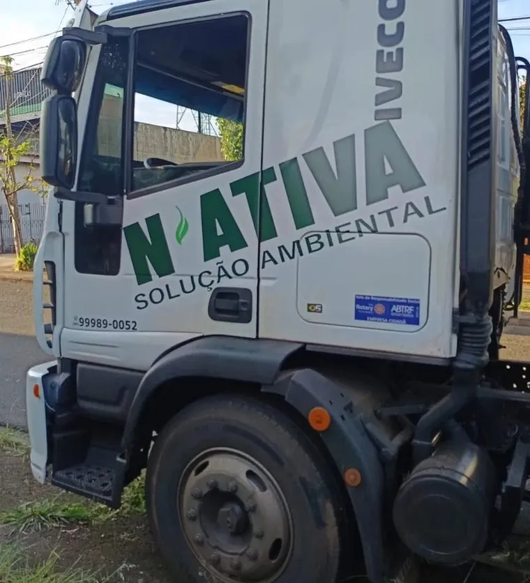 Cabine do caminhão de sucção a vácuo da N'ativa Solução Ambiental, com o telefone (44) 99989-0052 e o selo Empresa Cidadã